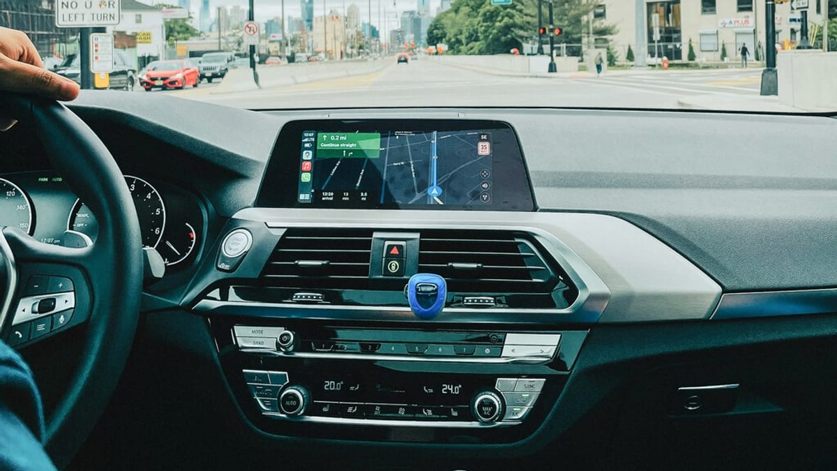 Tablero de un automóvil moderno con la pantalla central de infoentretenimiento encendida, mostrando los sistemas digitales que dependen de memoria RAM y NAND.