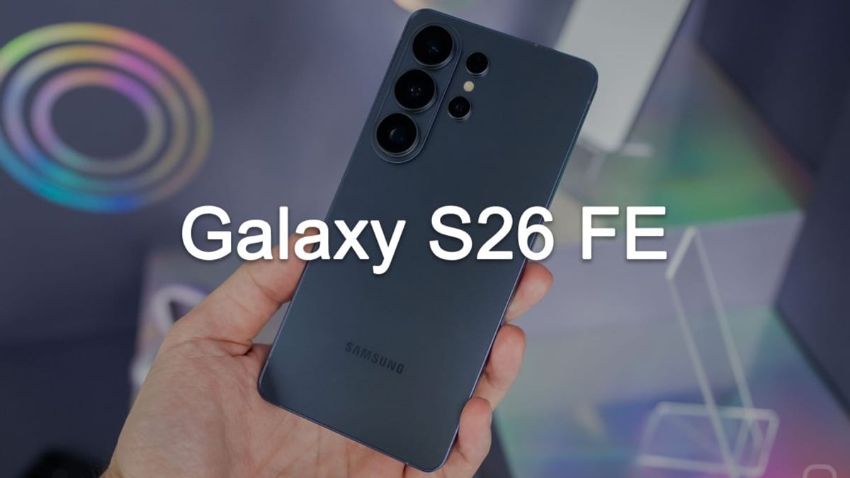 Render o fotografía filtrada del Samsung Galaxy S26 FE mostrando su módulo de tres cámaras traseras alineadas verticalmente sobre el panel posterior del teléfono.
