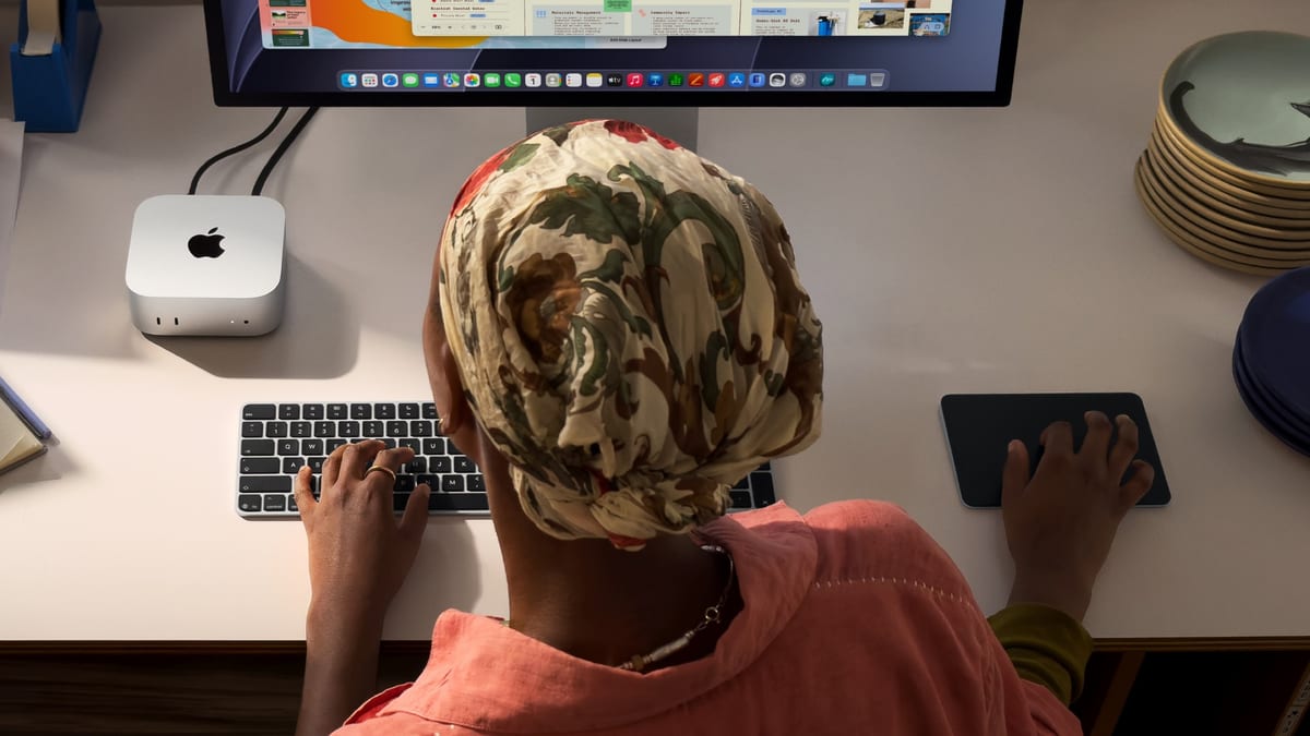 Fotografía de producto de la nueva Mac mini de Apple junto al Mac Studio, mostrando el diseño compacto de aluminio de ambos equipos de escritorio.