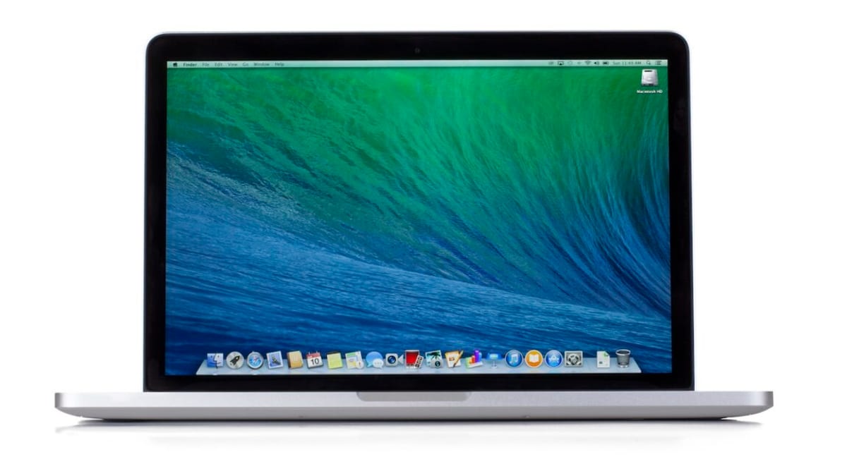 Una MacBook Pro abierta sobre una superficie oscura