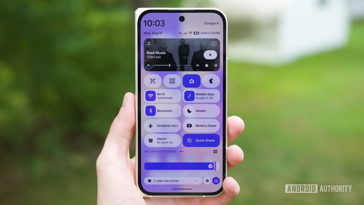 Logotipo y elementos de diseño transparente característicos de la marca Nothing sobre fondo oscuro, anunciando la próxima versión de su sistema Nothing OS