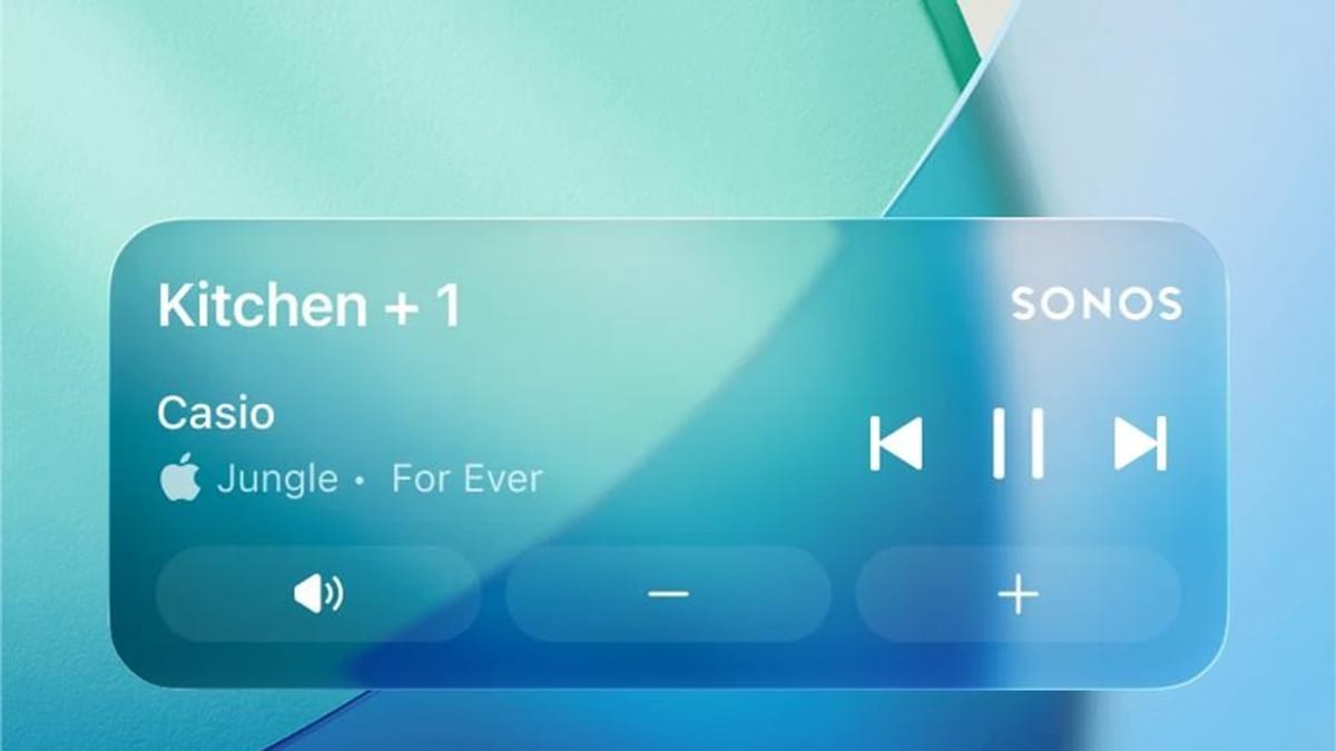 Captura de un iPhone mostrando en la pantalla de bloqueo la tarjeta de Live Activities de Sonos con los controles de reproducción, junto a una bocina Sonos de fondo.